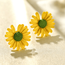 Charming Daisy Stud Earrings