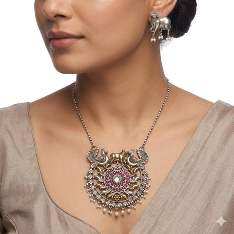 Regal Animal Motif Necklace Set