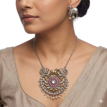 Regal Animal Motif Necklace Set