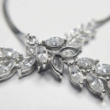 Elegant Leaf Motif Necklace Set